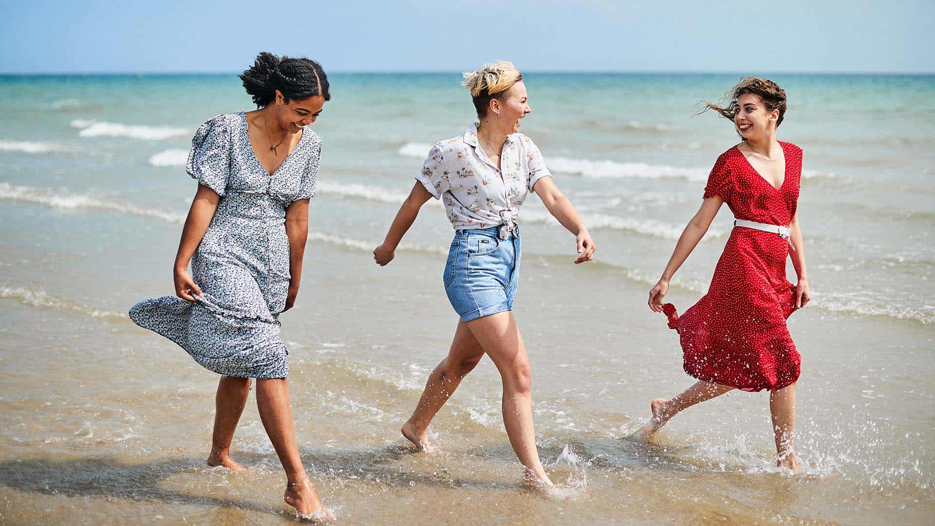 students walking along bognor beach