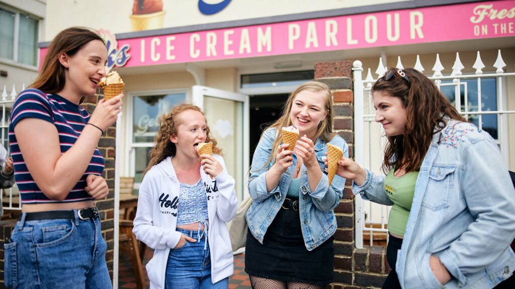 21 Students Bognor Ice Cream 1980 X 1080 1 Students eating ice cream and laughing at Bognor Regis