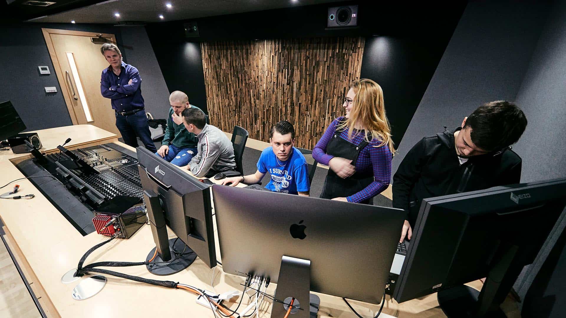 21 Tech Park Creative Industries Edit Suite 1920 X 1080 1 students working in the edit suite