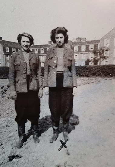 19 1 IMAGE 1 WOMEN IN FRONT OF NEW HALL WAAFs pictured in front of New Hall during the Air Ministry Occupation. University of Chichester Special Collections
