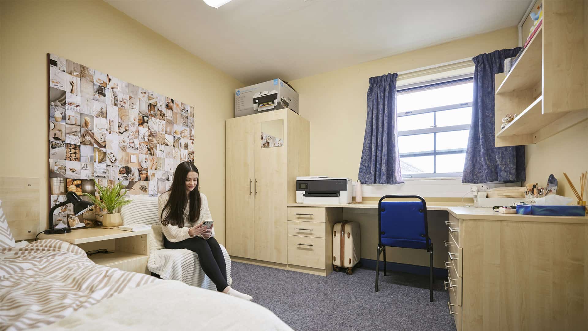 21 Accommodation 0013 CHI UNI NOVEMBER 2021 29.jpg Student in their accommodation room