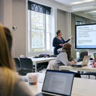 education lecturer presenting to the class