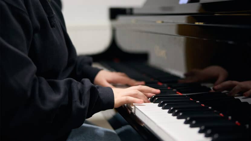 hands playing piano