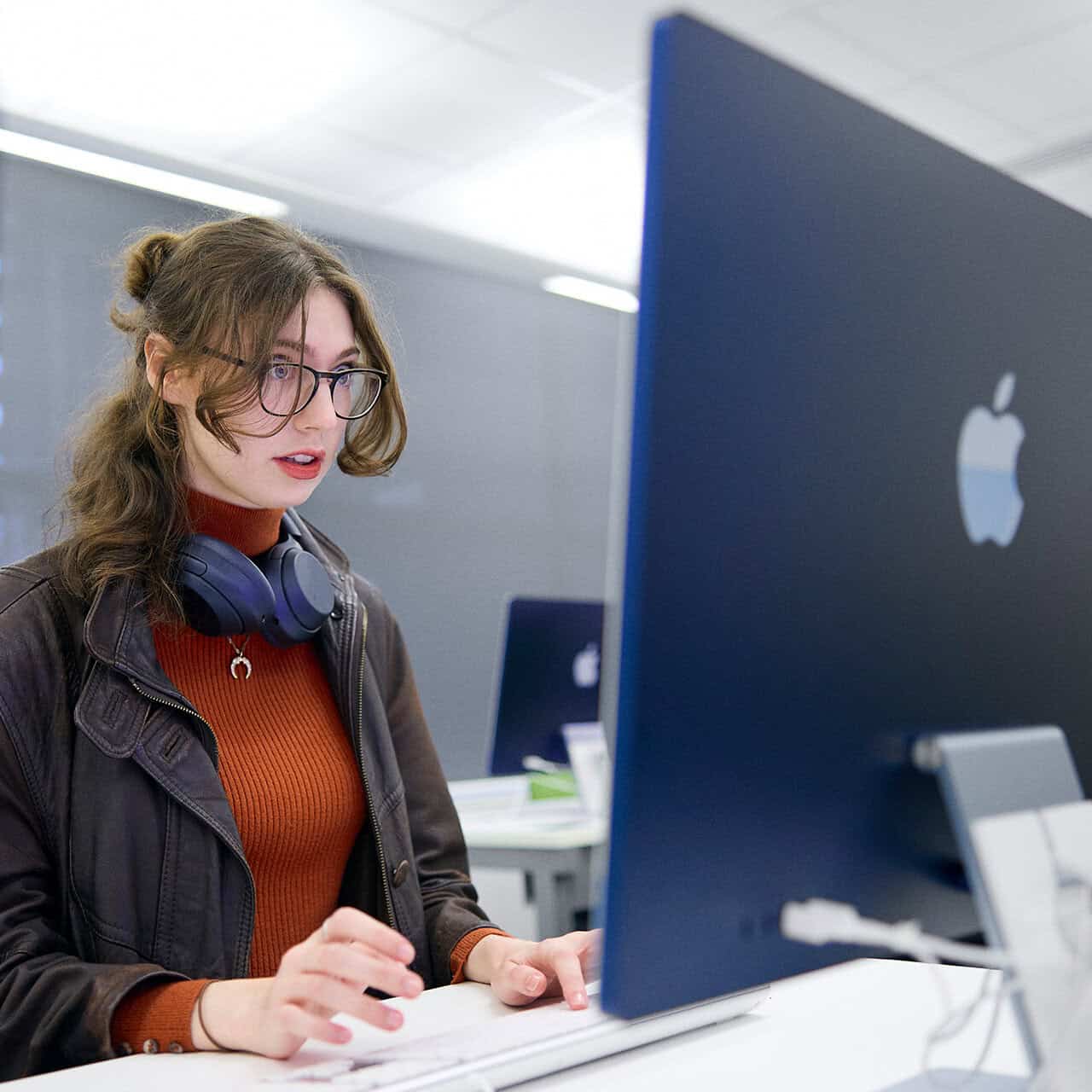 24 Student In Mac Room (24)